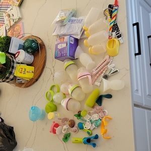 Como tomo bottles, Medela bottles, binkies, and more